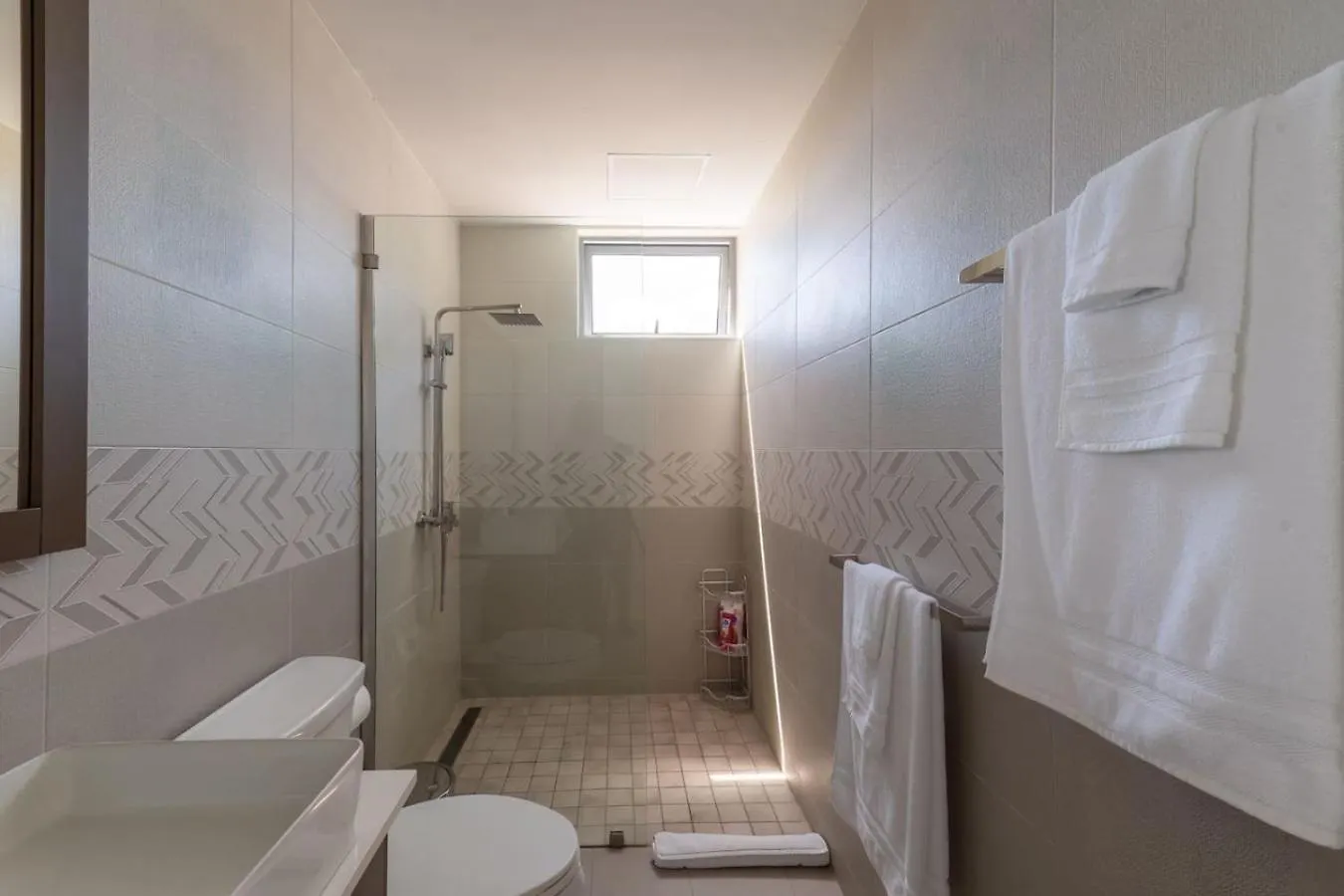 Parkhurst 408 With King Bed And Pool Kingston Jamaica