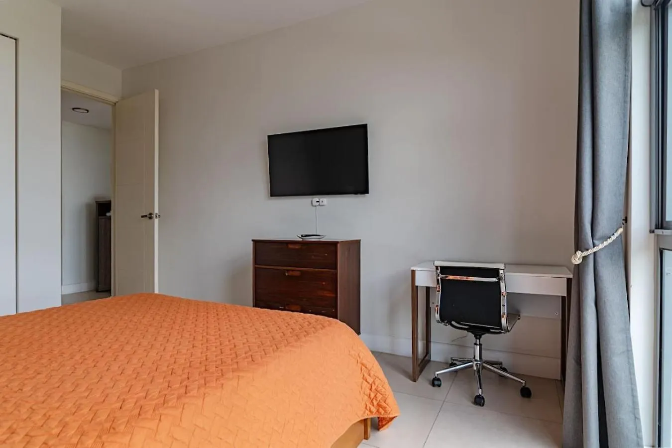 Parkhurst 408 With King Bed And Pool Kingston