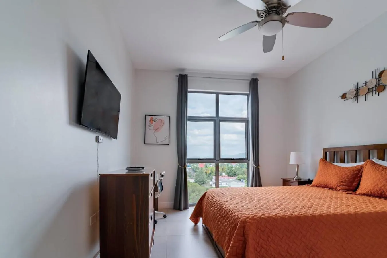 Parkhurst 408 With King Bed And Pool Kingston