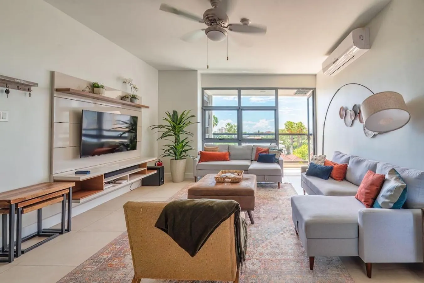 Parkhurst 408 With King Bed And Pool Kingston