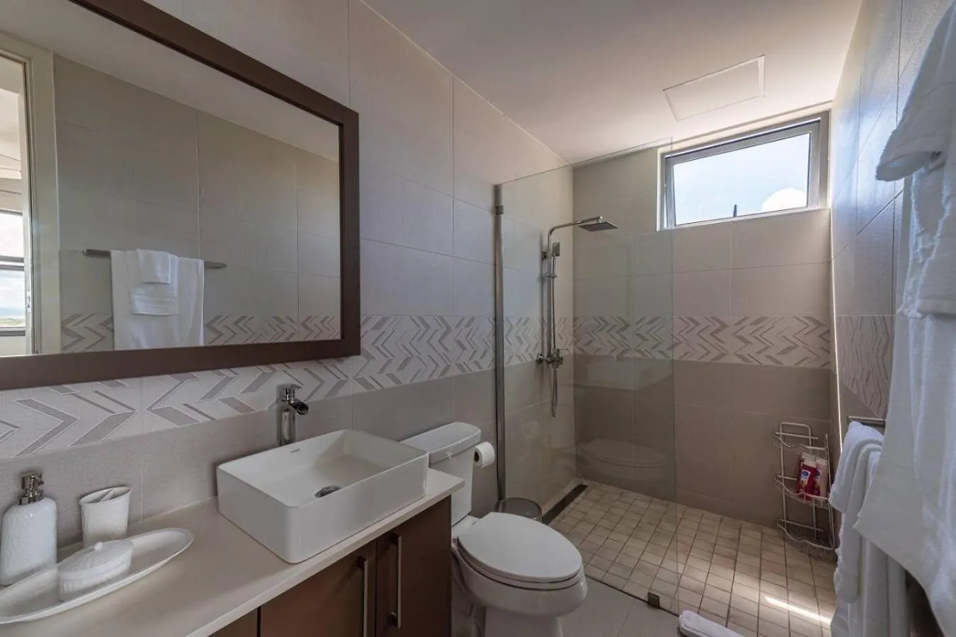 Parkhurst 408 With King Bed And Pool Kingston Daire
