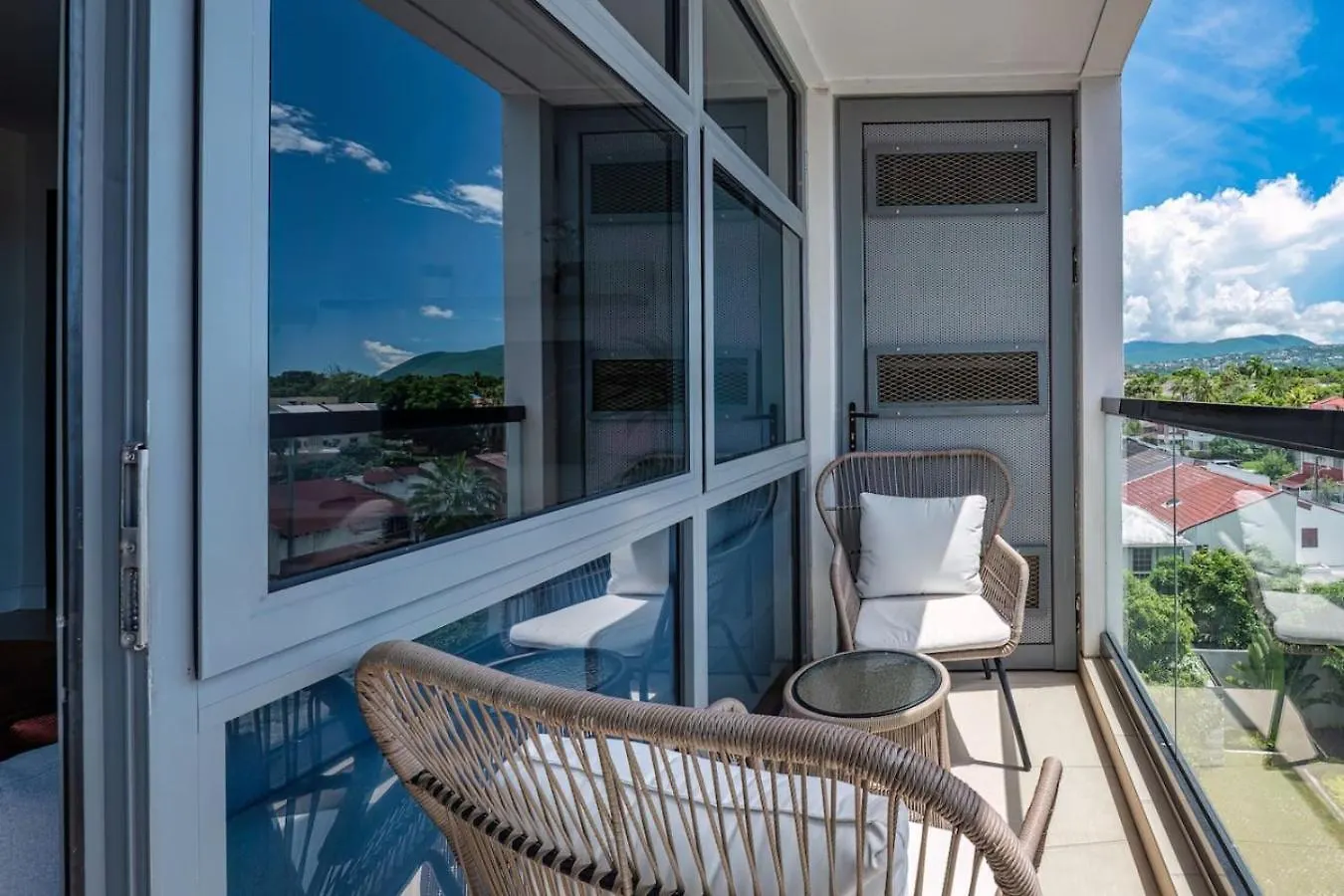 Parkhurst 408 With King Bed And Pool Kingston