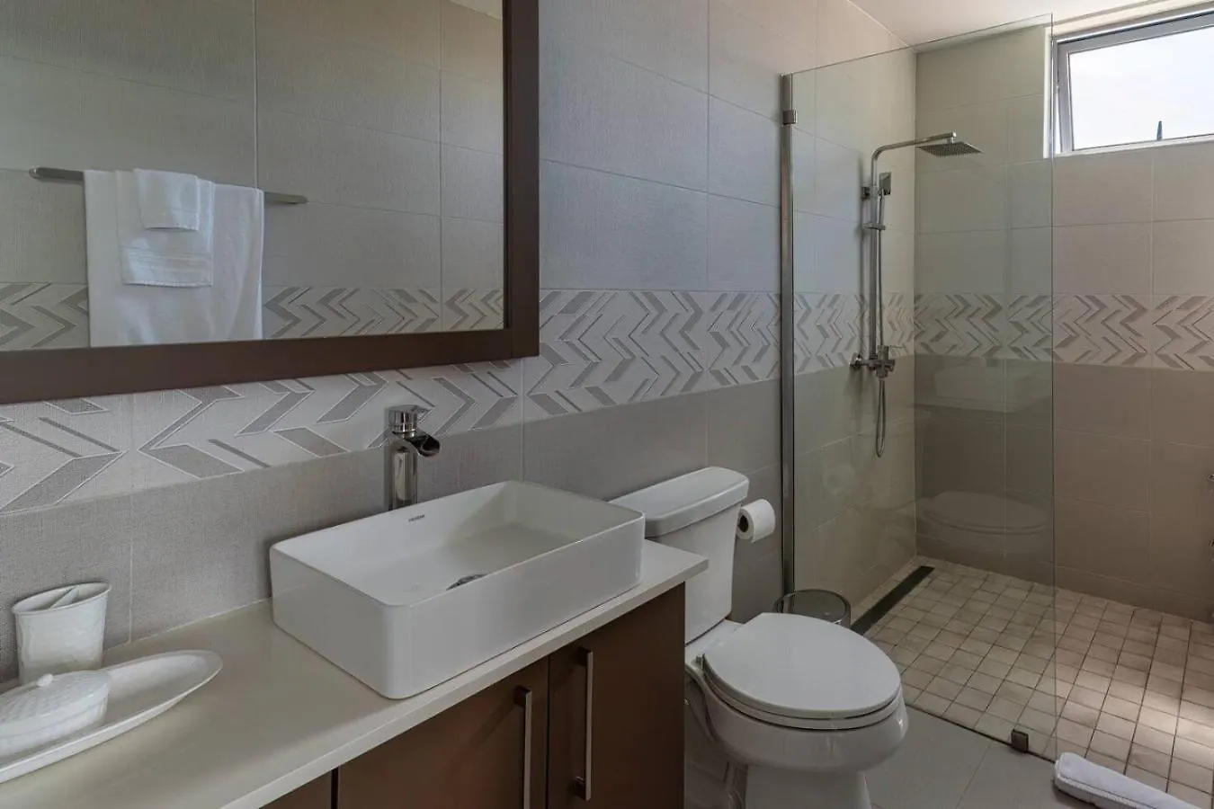 Parkhurst 408 With King Bed And Pool Kingston